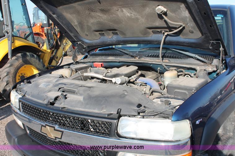 image for item D8249 2002 Chevrolet Silverado 2500HD utility truck