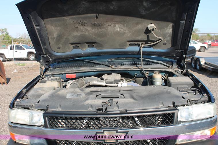 image for item D8249 2002 Chevrolet Silverado 2500HD utility truck