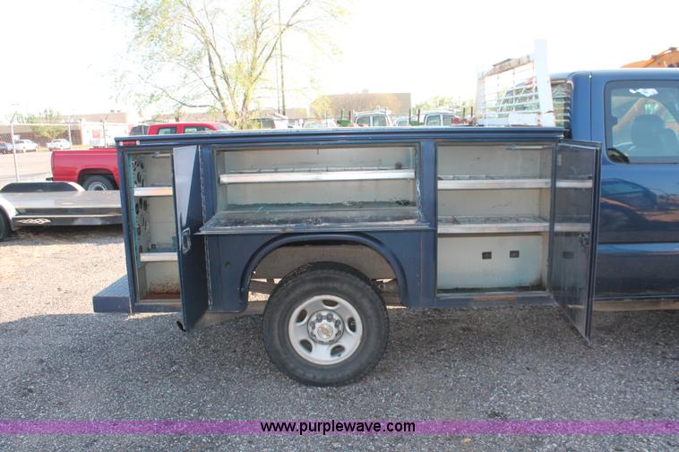 image for item D8249 2002 Chevrolet Silverado 2500HD utility truck