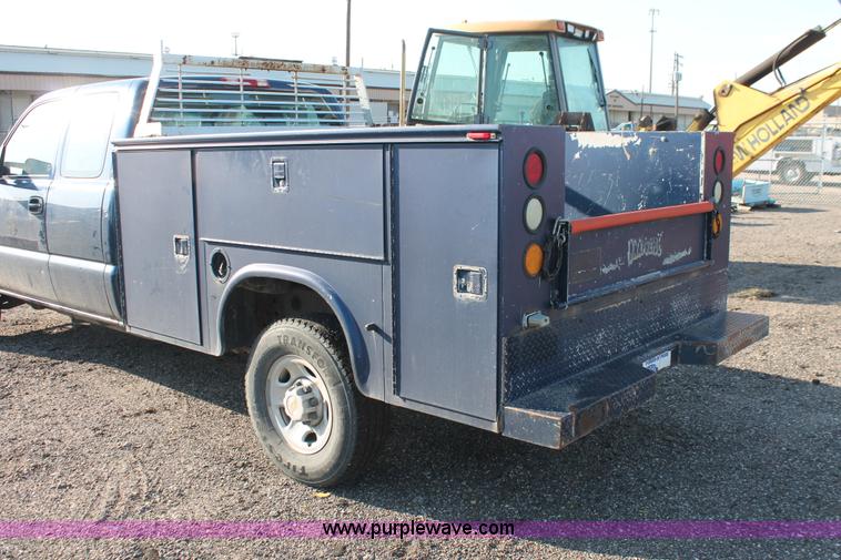image for item D8249 2002 Chevrolet Silverado 2500HD utility truck