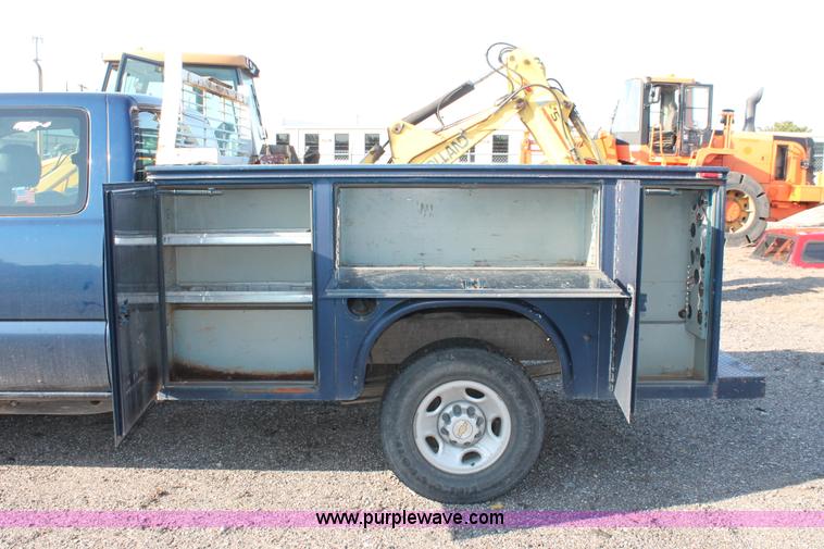 image for item D8249 2002 Chevrolet Silverado 2500HD utility truck