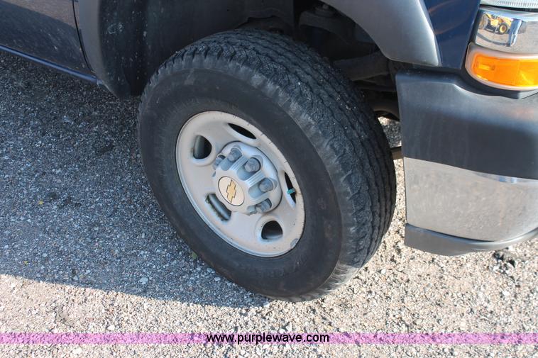 image for item D8249 2002 Chevrolet Silverado 2500HD utility truck