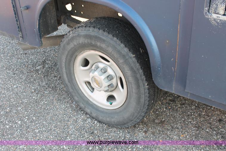 image for item D8249 2002 Chevrolet Silverado 2500HD utility truck