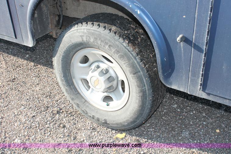 image for item D8249 2002 Chevrolet Silverado 2500HD utility truck