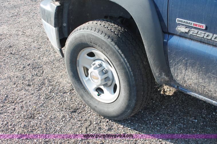 image for item D8249 2002 Chevrolet Silverado 2500HD utility truck