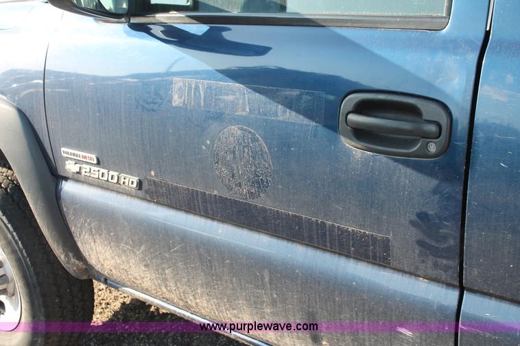 image for item D8249 2002 Chevrolet Silverado 2500HD utility truck