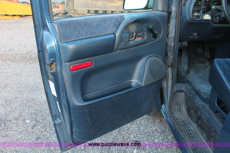 image for item D8254 1999 Chevrolet Astro van