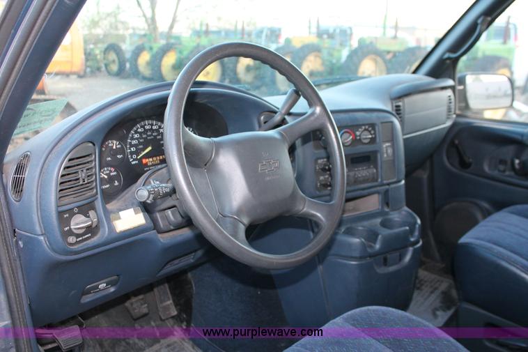 image for item D8254 1999 Chevrolet Astro van