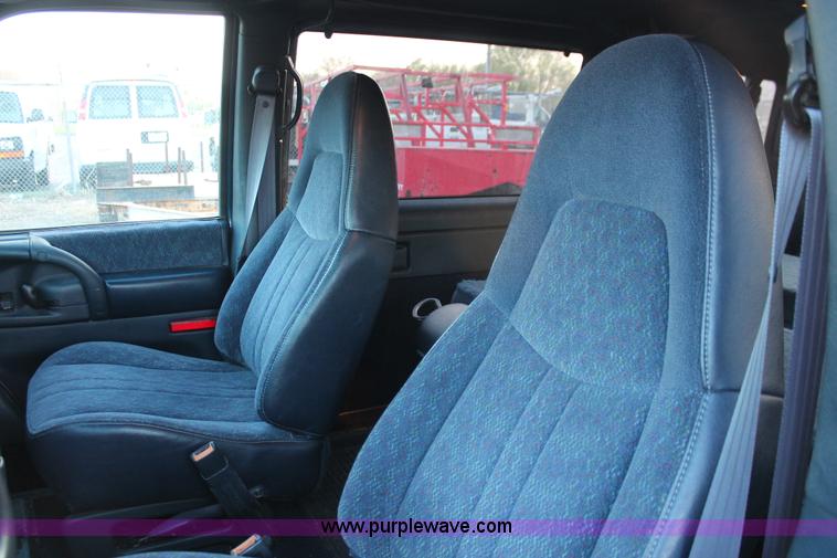 image for item D8254 1999 Chevrolet Astro van