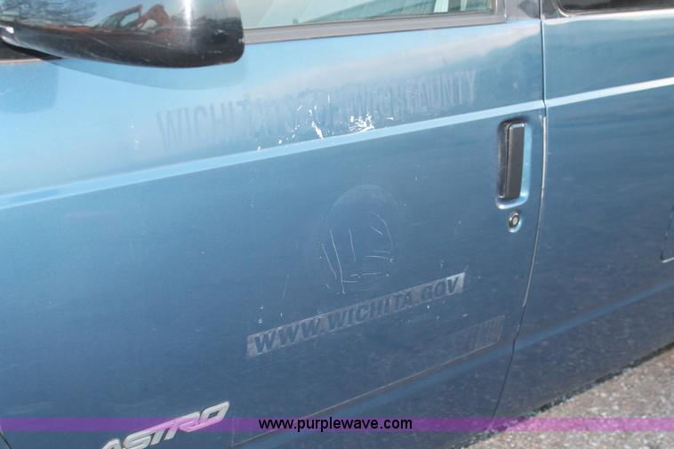 image for item D8254 1999 Chevrolet Astro van