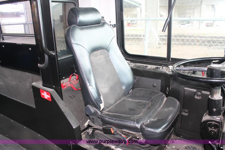image for item D8279 2002 Gillig G22B102N4 transit bus