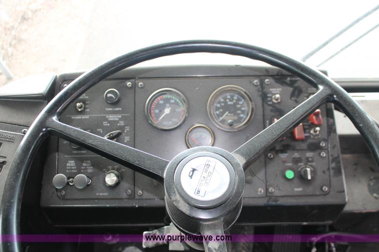 image for item D8279 2002 Gillig G22B102N4 transit bus