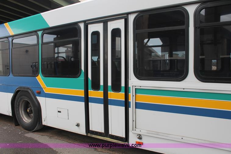 image for item D8279 2002 Gillig G22B102N4 transit bus