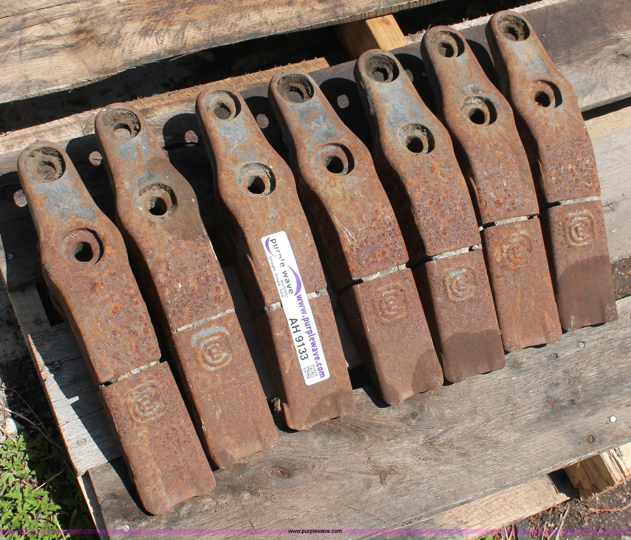 (7) bolton bucket teeth in Wichita, KS Item AH9133 sold Purple Wave