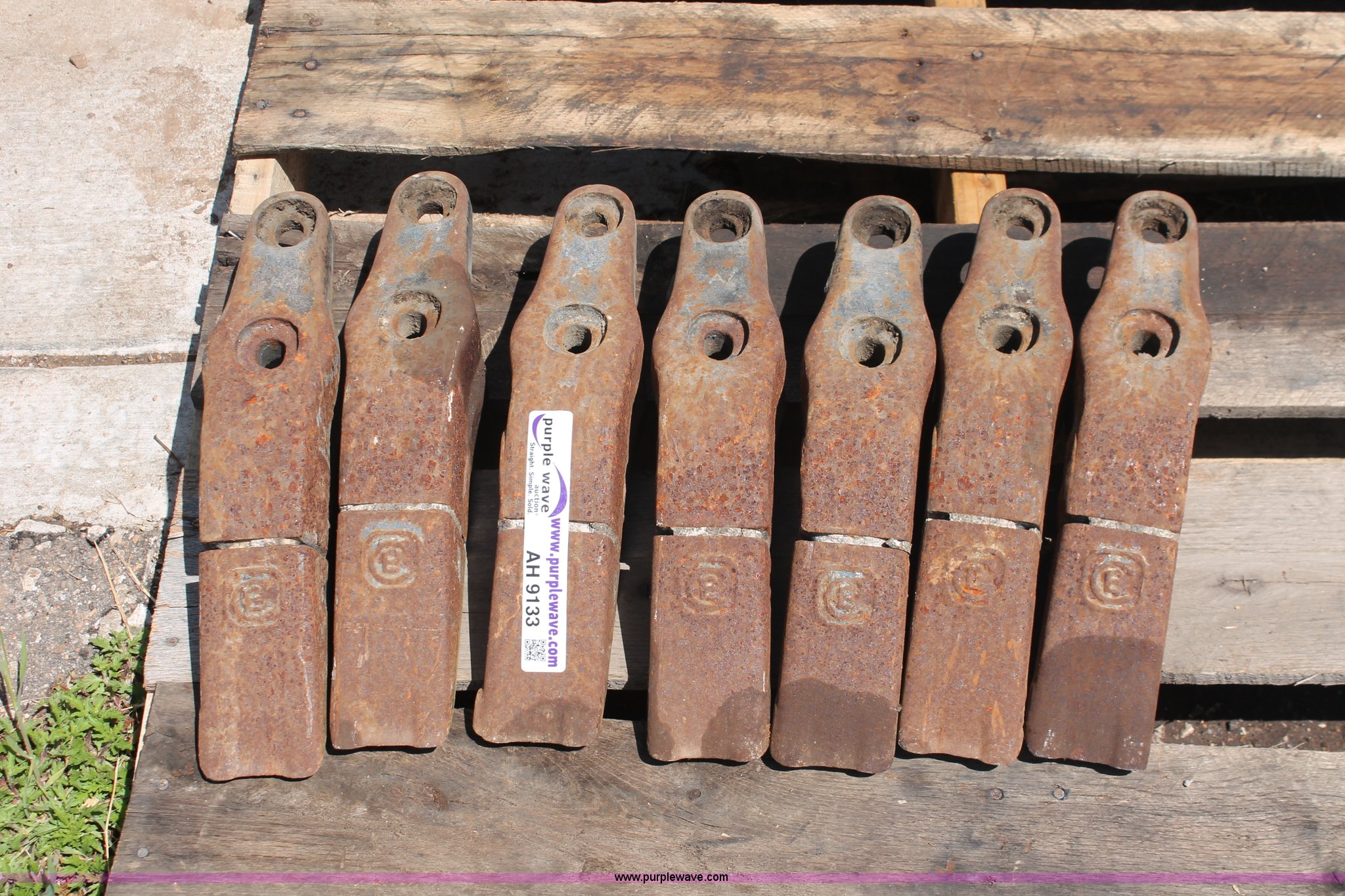 (7) bolton bucket teeth in Wichita, KS Item AH9133 sold Purple Wave