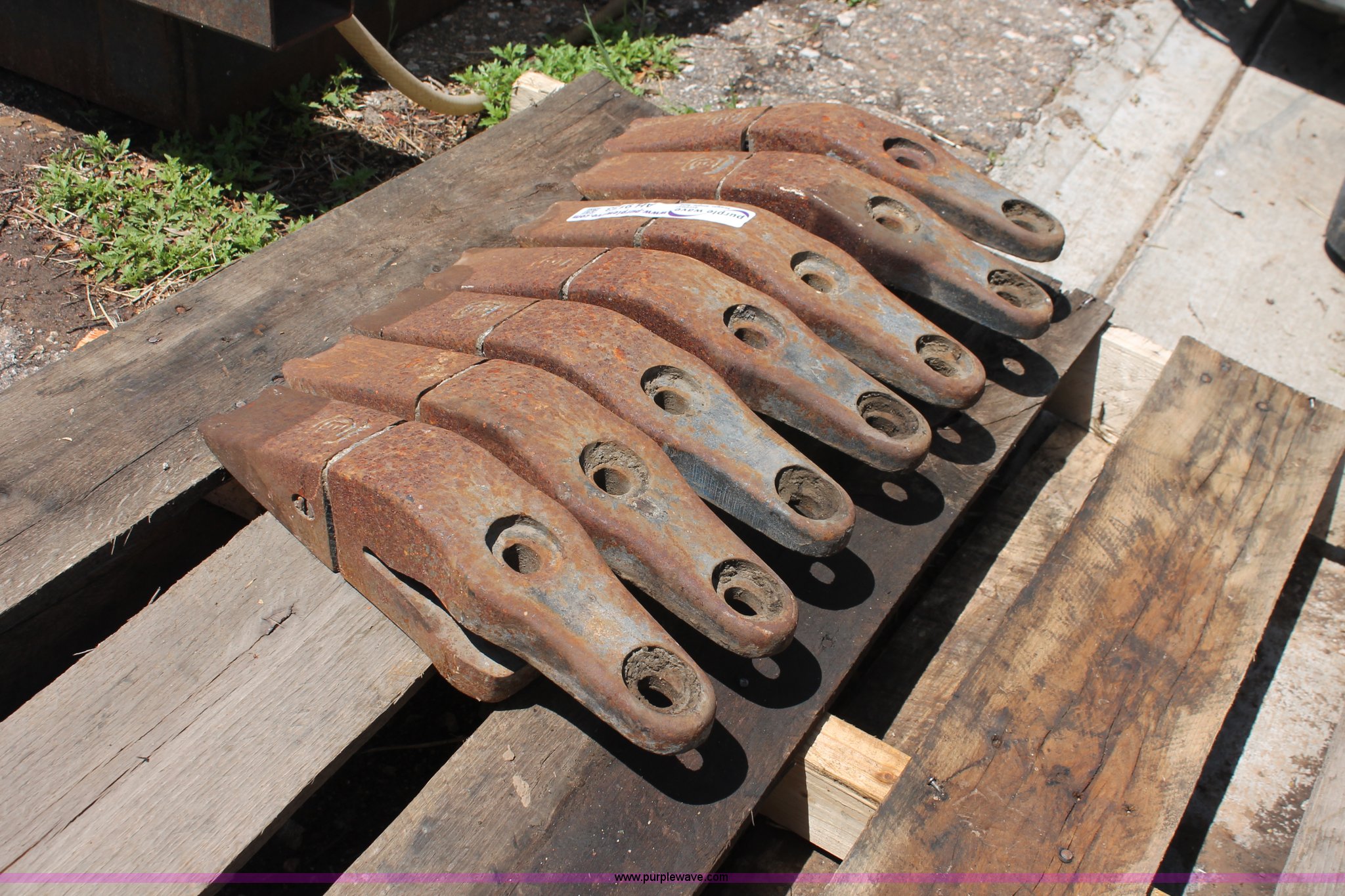 (7) bolton bucket teeth in Wichita, KS Item AH9133 sold Purple Wave