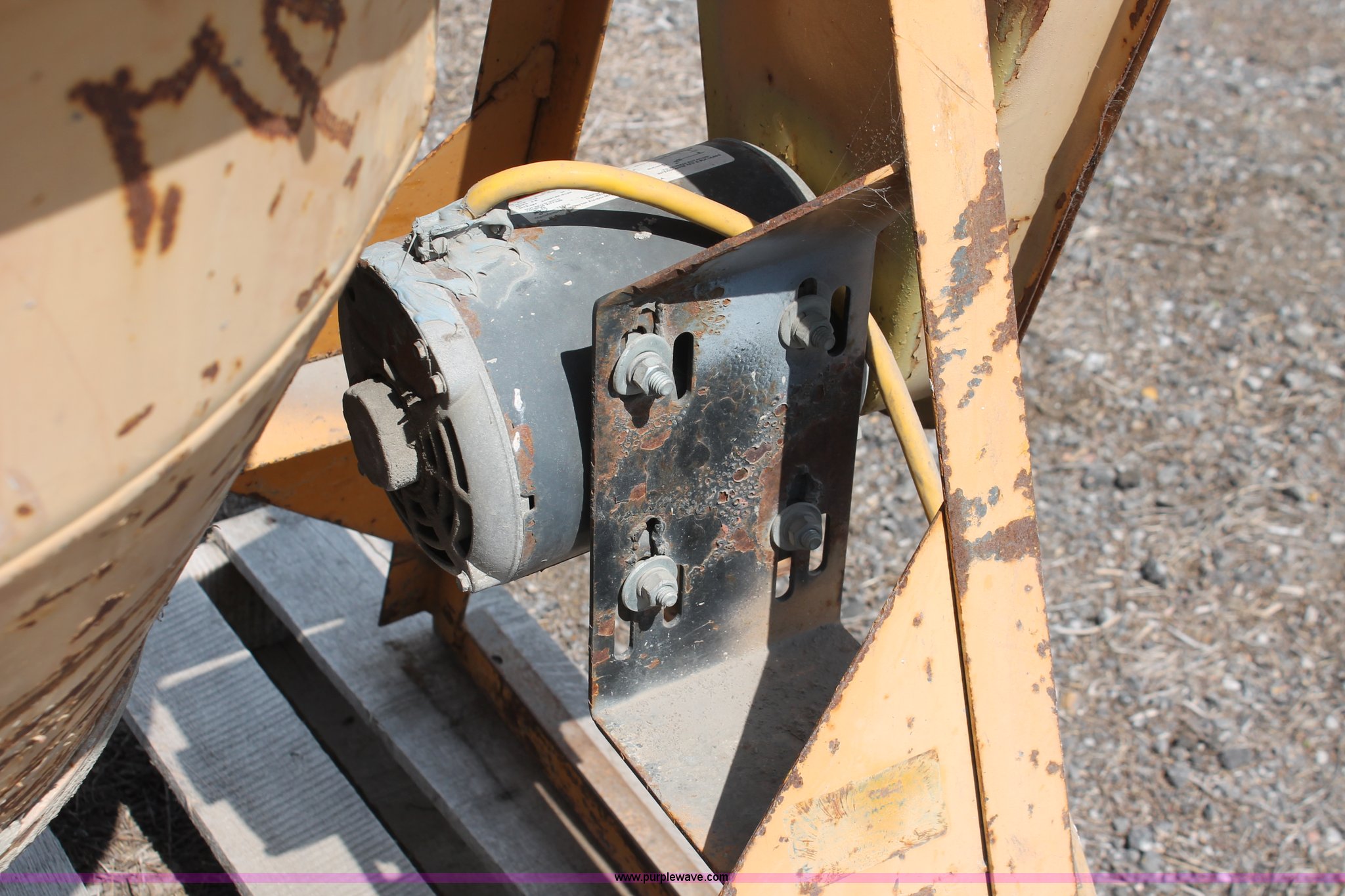 Gilson cement mixer in Wichita, KS Item D8227 sold Purple Wave