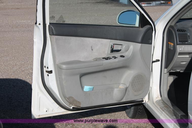 image for item D8319 2007 Kia Spectra EX