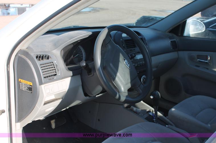 image for item D8319 2007 Kia Spectra EX