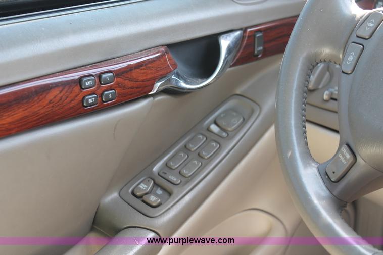 image for item H3561 2001 Cadillac DeVille