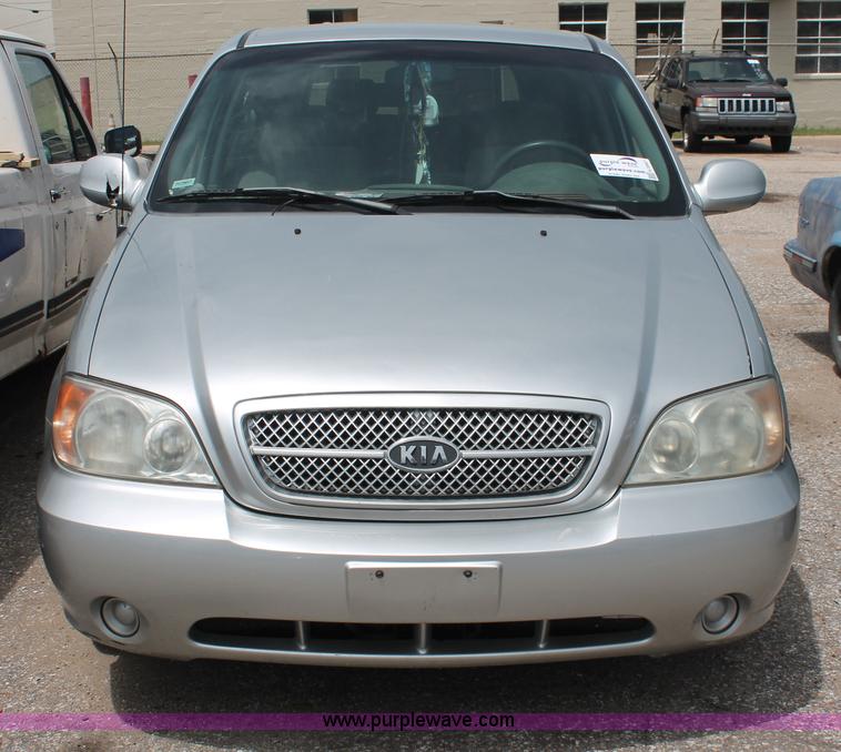 image for item H3567 2004 Kia Sedona minivan