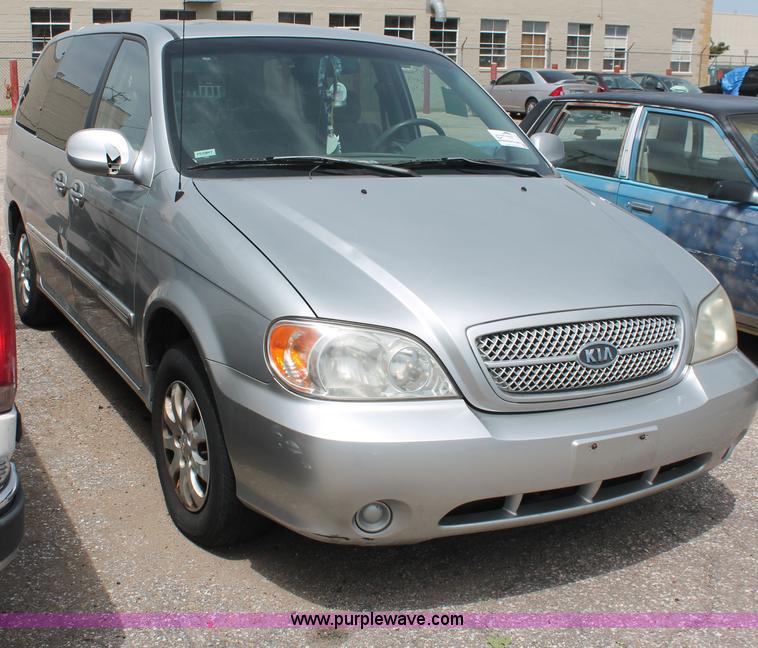 image for item H3567 2004 Kia Sedona minivan