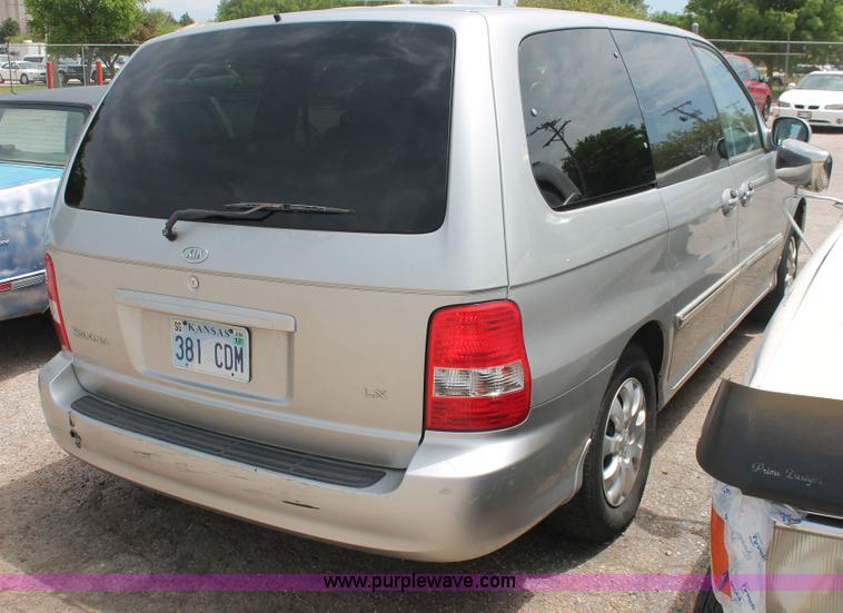 image for item H3567 2004 Kia Sedona minivan