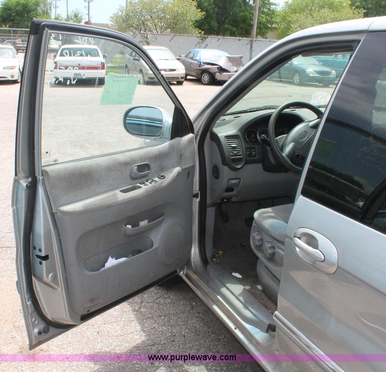 image for item H3567 2004 Kia Sedona minivan