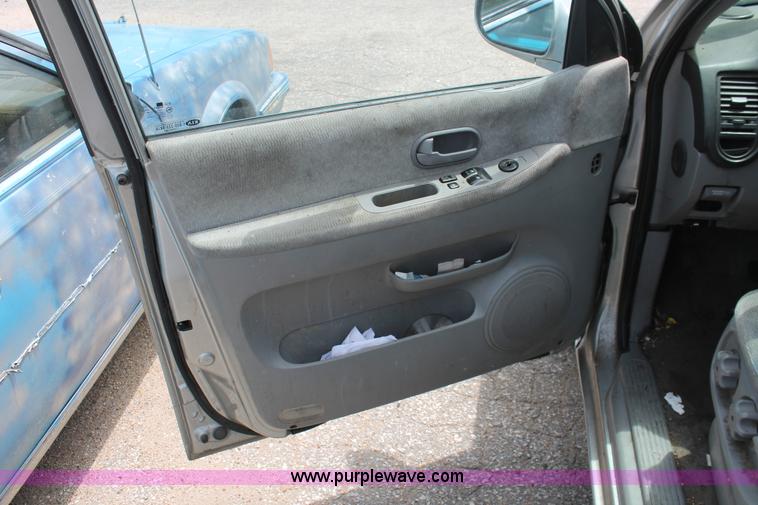 image for item H3567 2004 Kia Sedona minivan