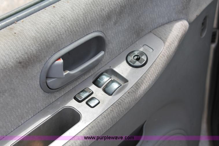 image for item H3567 2004 Kia Sedona minivan