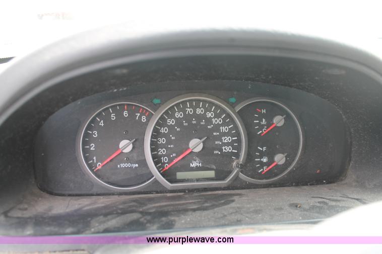 image for item H3567 2004 Kia Sedona minivan