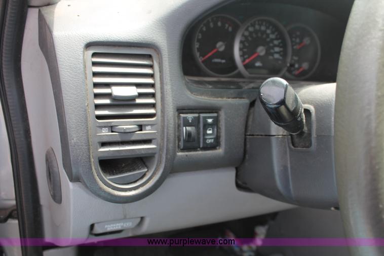 image for item H3567 2004 Kia Sedona minivan