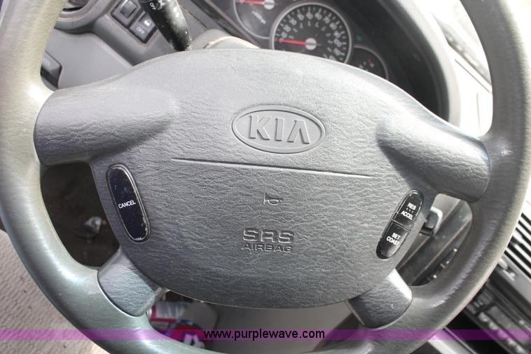 image for item H3567 2004 Kia Sedona minivan