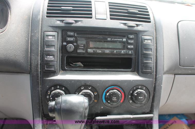 image for item H3567 2004 Kia Sedona minivan