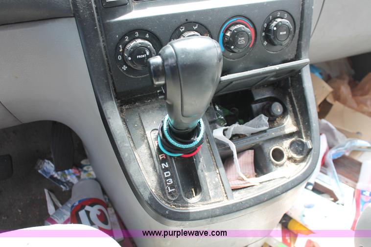 image for item H3567 2004 Kia Sedona minivan