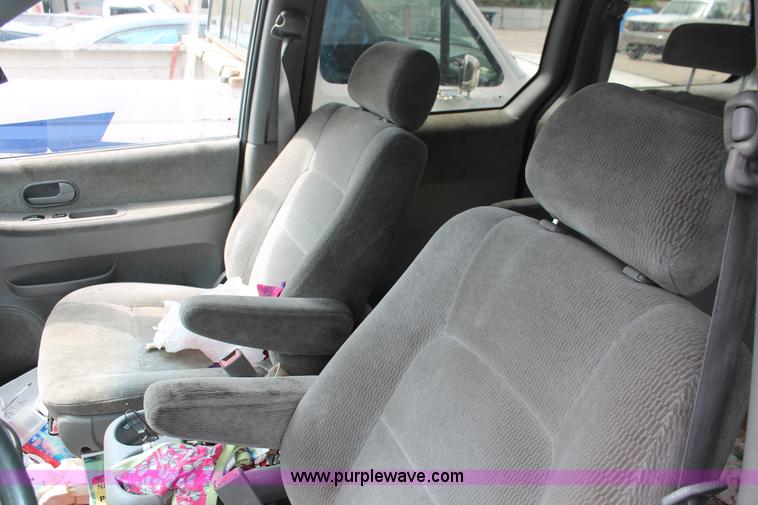 image for item H3567 2004 Kia Sedona minivan