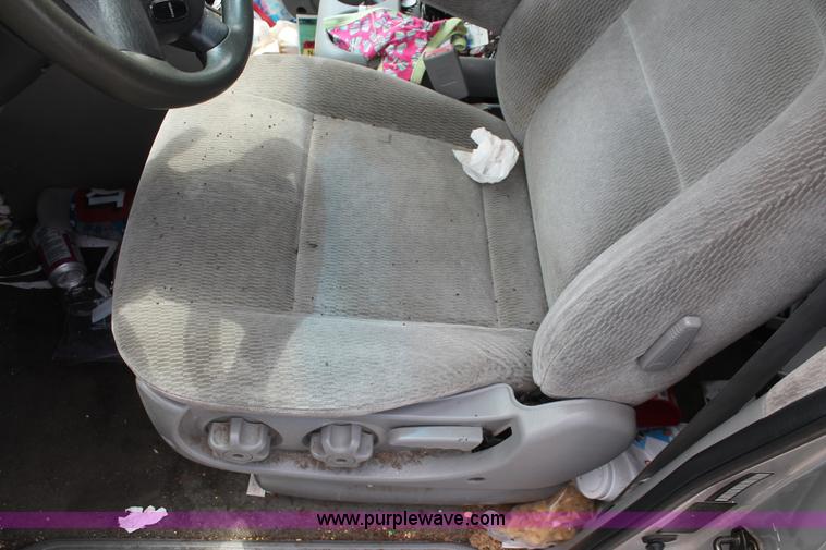 image for item H3567 2004 Kia Sedona minivan