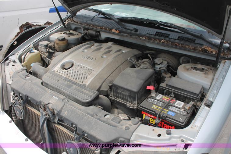 image for item H3567 2004 Kia Sedona minivan