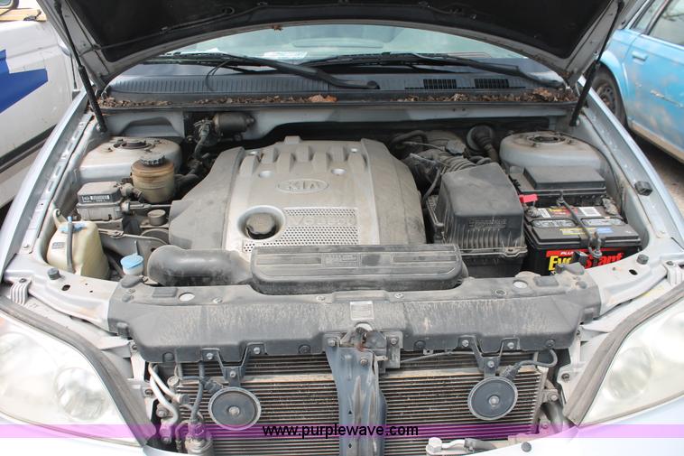 image for item H3567 2004 Kia Sedona minivan