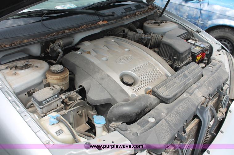 image for item H3567 2004 Kia Sedona minivan