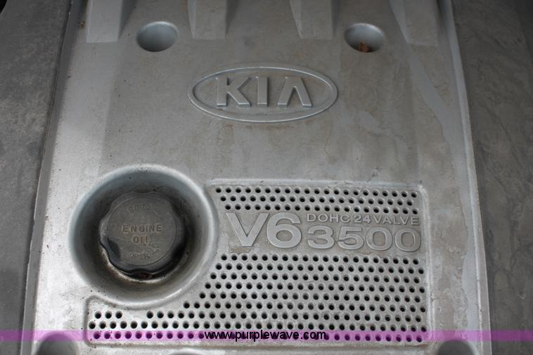 image for item H3567 2004 Kia Sedona minivan