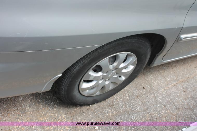 image for item H3567 2004 Kia Sedona minivan