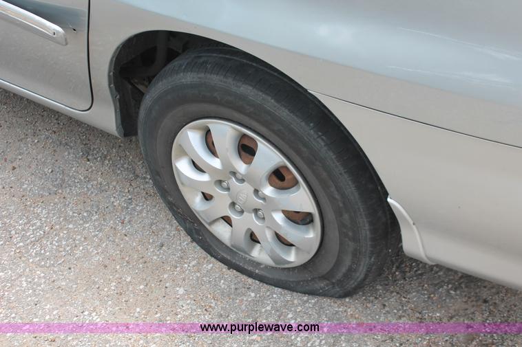 image for item H3567 2004 Kia Sedona minivan