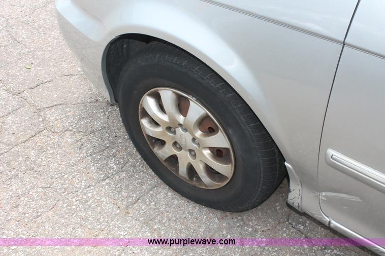 image for item H3567 2004 Kia Sedona minivan
