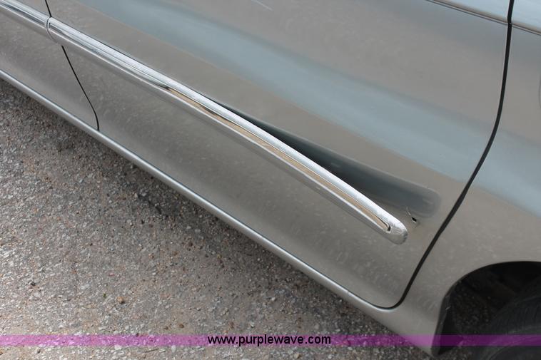 image for item H3567 2004 Kia Sedona minivan