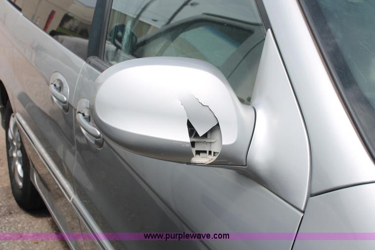 image for item H3567 2004 Kia Sedona minivan