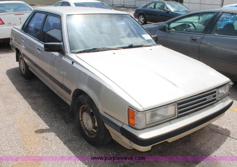 image for item H3572 1985 Toyota Camry LE