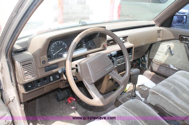 image for item H3572 1985 Toyota Camry LE