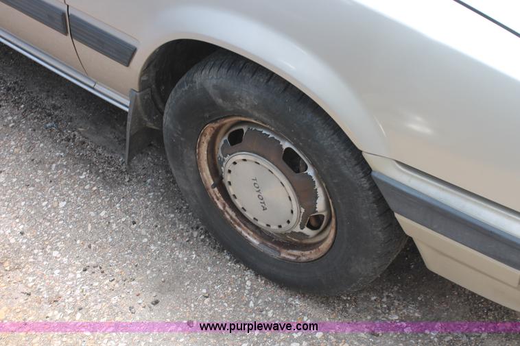 image for item H3572 1985 Toyota Camry LE