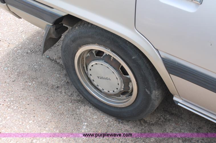 image for item H3572 1985 Toyota Camry LE